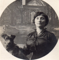 Photographie Photo Vintage Snapshot Chien Dog Femme - Andere & Zonder Classificatie