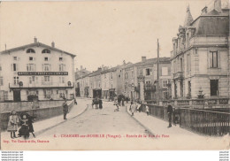 V3-88) CHARMES SUR MOSELLE (VOSGES) ENTREE ET RUE DU PONT  - ( ANIMEE - HABITANTS  - 2 SCANS ) - Charmes