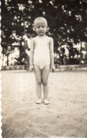 Photographie Photo Vintage Snapshot Maillot De Bain Enfant Bonnet - Personnes Anonymes