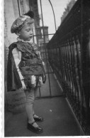 Photographie Photo Vintage Snapshot Déguisement Enfant Child Balcon - Anonyme Personen