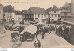 V10-64) SALIES DE BEARN - PLACE DU BAYAA - LE MARCHE - ( ANIMATION - HABITANTS - ETALS  - 2 SCANS ) - Salies De Bearn