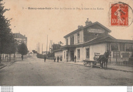 V14-93) ROSNY SOUS BOIS - RUE DU CHEMIN DE FER , LA GARE  ET LES ECOLES - Rosny Sous Bois