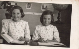 CARTE PHOTO - Deux Filles - L'étude - Carte Postale Ancienne - Photographie