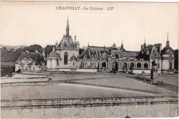 In 6 Languages Read A Story: Le Chateau De Chantilly. La Façade Et La Chapelle Vue Générale Front View Of The Castle And - Chantilly