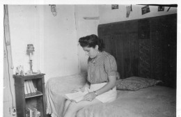 Photographie Photo Vintage Snapshot Livre Lecture Lit Chambre Femme  - Persone Anonimi