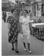 Photographie Photo Vintage Snapshot Marche Marcheur Walking Rue Street Mode  - Andere & Zonder Classificatie