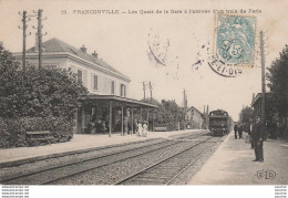 95) FRANCONVILLE - LES QUAIS DE LA GARE A L' ARRIVEE D' UN TRAIN DE PARIS  - ( TRAIN - VOYAGEURS - CHEF DE GARE ) - Franconville