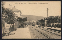 CPA Revin, La Gare,  Vue De Auf Den Bahnsteigen Avec Zug  - Revin