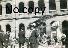 2 PHOTOS FRANCAISES - AVION ET CANON - FEMME EN TOILETTE AUX INVALIDES A PARIS - GUERRE 1914 1918 - Guerre, Militaire