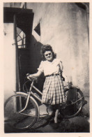 Photographie Photo Vintage Snapshot Vélo Bicyclette Bicycle Femme Lunettes - Andere & Zonder Classificatie