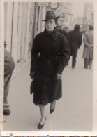 Photographie Photo Vintage Snapshot Marche Marcheur Walking Rue Street Mode  - Other & Unclassified