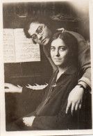 Photographie Photo Vintage Snapshot Piano Amies Femme Lunettes - Personnes Anonymes