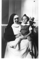 Photographie Photo Vintage Snapshot Bonne Soeur Religieuse Ours Peluche Enfant - Personnes Anonymes
