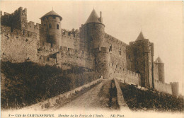 11 - CITE DE  CARCASSONNE - MONTEE DE LA PORTE DE L'AUDE - Carcassonne