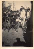 Photographie Photo Vintage Snapshot Vélo Bicyclette Groupe Déguisement - Andere & Zonder Classificatie