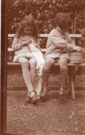 Photographie Anonyme Vintage Snapshot Enfant Child Banc Bench - Personnes Anonymes