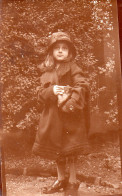 Photographie Anonyme Vintage Snapshot Enfant Child Chapeau Cloche Sac Mode - Anonymous Persons