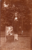 Photographie Anonyme Vintage Snapshot Poupée Doll Fillette Flou Blurry - Personnes Anonymes