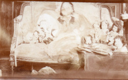 Photographie Anonyme Vintage Snapshot Poupée Doll Fillette Flou Blurry - Personnes Anonymes