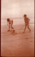 Photographie Anonyme Vintage Snapshot Plage Sable Maillot De Bain Enfant - Orte