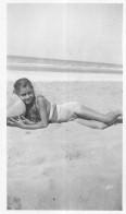 Photographie Anonyme Vintage Snapshot Fillette Maillot Bain Girl Balle Plage - Personnes Anonymes