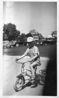 Photographie Anonyme Vintage Snapshot Vélo Bicyclette Raté Enfant Obstruction - Other & Unclassified