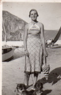 Photographie Anonyme Vintage Snapshot Beaulieu Sur Mer 06 Mode Chien  - Personnes Anonymes