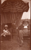 Photographie Anonyme Vintage Snapshot Plage Sable Poupée Transat Parasol Enfant - Plaatsen