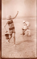 Photographie Anonyme Vintage Snapshot Plage Sable Maillot De Bain Jeu Enfant - Anonieme Personen