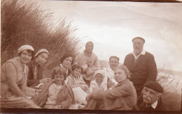 Photographie Anonyme Vintage Snapshot Plage Tgroupe Dunes Béret Famille - Personnes Anonymes