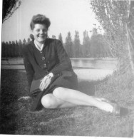 Photographie Anonyme Vintage Snapshot Jambes Coiffure Mode Femme  - Anonieme Personen