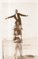 Photographie Anonyme Vintage Snapshot Pyramide Acrobatie Drôle équilibre - Autres & Non Classés