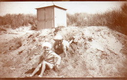 Photographie Anonyme Vintage Snapshot Plage Sable Cabane Jeu Enfant Béret - Lieux