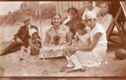 Photographie Anonyme Vintage Snapshot Plage Sable Tente Parasol Enfant - Plaatsen