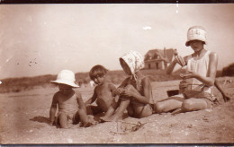 Photographie Anonyme Vintage Snapshot Plage Sable Maillot De Bain Enfant - Places