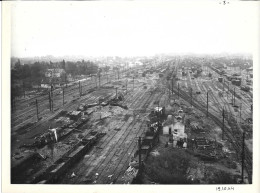 Grande Photo SNCF Gare Des Aubrais Orléans Triage Destruction Après Seconde Guerre Mondiale WW2 24x18 Cm (19 10 1944) - Treinen