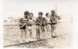 Photographie Anonyme Vintage Snapshot Enfant  Maillot De Bain Drôle Rire - Plaatsen