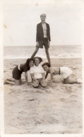 Photographie Anonyme Vintage Snapshot Pyramide Acrobatie Drôle équilibre - Autres & Non Classés