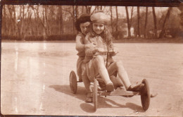 Photographie Anonyme Vintage Snapshot Voiture à Pédales Jouet Béret Enfant - Autres & Non Classés