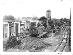 Grande Photo SNCF Gare D' Orléans Pont Tournant Et Ateliers Détruits Seconde Guerre Mondiale WW2 24x18 Cm (16 10 1944) - Treinen