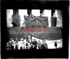 Podium De Fête, Place Bien Animée Dans Un Village à Identifier - Plaque De Verre - Taille 85 X 100 Mlls - Glass Slides