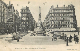 69 - Lyon - La Place Et La Rue De La République - Animée - Précurseur - Etat Léger Pli Visible - CPA - Voir Scans Recto- - Autres & Non Classés