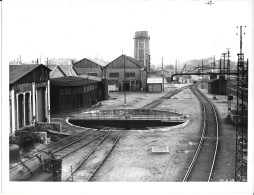Grande Photo SNCF Gare D'Orléans Pont Tournant Et Ateliers Reconstruits Seconde Guerre Mondiale WW2 24x18 Cm (19 3 1948) - Treinen