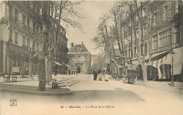 64 - Biarritz - La Place De La Mairie - Animée - Etat Léger Pli Visible - CPA - Voir Scans Recto-Verso - Biarritz