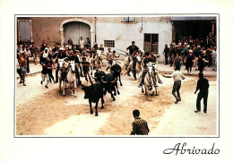 Corrida - Une Abrivade - Taureaux Dans Les Rues - Chevaux - Carte Neuve - CPM - Voir Scans Recto-Verso - Corrida