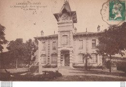 W3-34) LAMALOU LES BAINS - LE MONUMENT AUX MORTS 1914 - 1918  ET  LA  MAIRIE   - Lamalou Les Bains