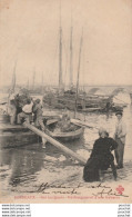 X5-33) BORDEAUX  - SUR LES QUAIS - DECHARGEMENT D'UNE GABARRE  - ( ANIMATION - OBLITERATION DE 1904 - 2 SCANS )  - Bordeaux