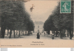 17) CHATELAILLON - AVENUE  DE LA GARE - ( ANIMEE -  HABITANTS ) - Châtelaillon-Plage