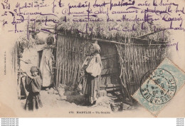 W23- KABYLIE (ALGERIE) UN GOURBI  - ( BELLE ANIMATION - HABITANTS - OBLITERATION DE 1905 )   - Szenen