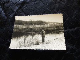 P-1131 , Photo , Un Pêcheur Au Bord De L'étang, Circa 1965 - Anonieme Personen